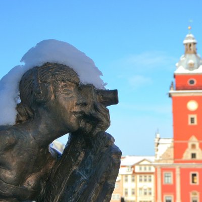 Die Gothaer Tugenden, An der Balustrade der Pferdetränke am Hauptmarkt (Gotha)